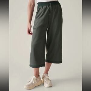 NWOT Athleta triumph wide leg crop Bali green size M
